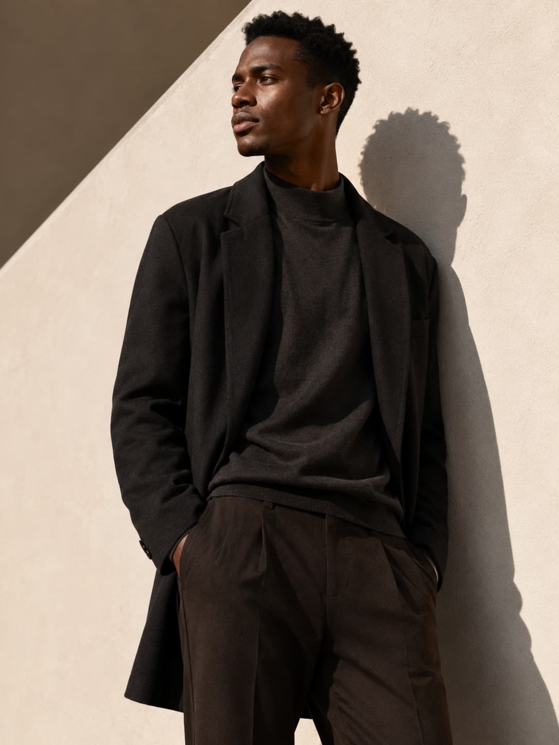 Look minimalista com peças versáteis em tons neutros